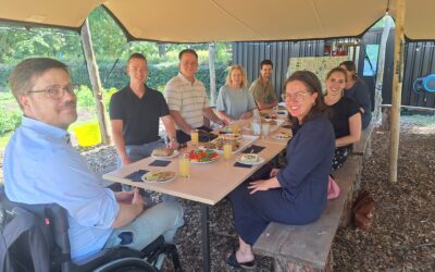 Raadsleden op bezoek voor een politieke lunch bij kinderboerderij De Beestenbende