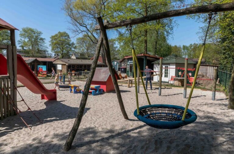 College van Maashorst op bezoek bij Kinderboerderij Uden