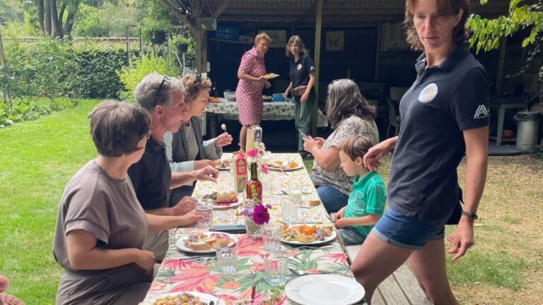 Wethouders schuiven aan tafel bij Kinderboerderij Heidestein