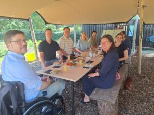 Raadsleden op bezoek voor een politieke lunch bij kinderboerderij De Beestenbende